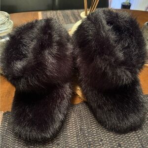 NWT UGG Black Amary Faux Fur Slippers